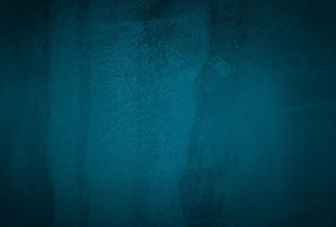 Studiowand-Hintergrund mit blauer Betontextur im Vintage-Grunge-Stil und Vignette.